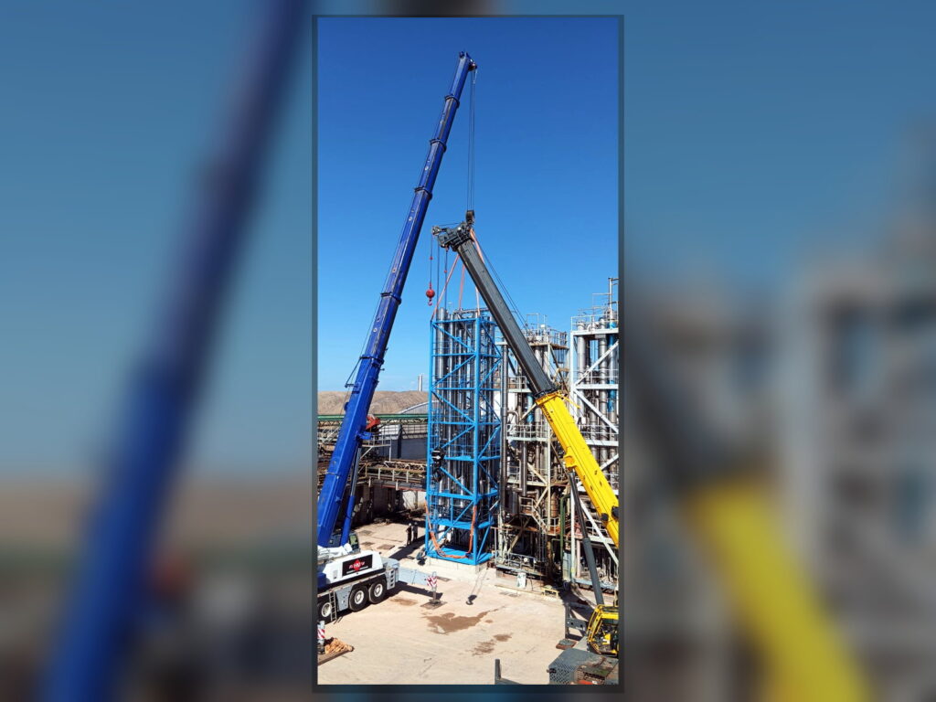 FPM GLOBAL TASTE evaporator module being installed with mobile cranes.